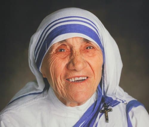 Mère Teresa, une lumière dans l'obscurité des démunis.