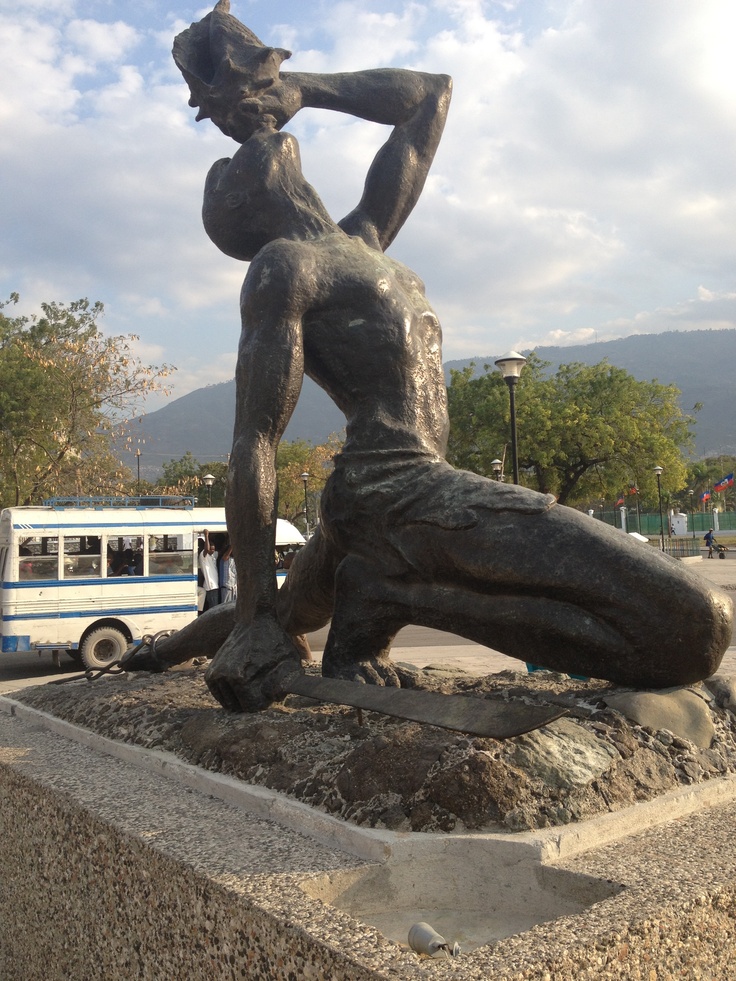 Exploration Sculpturale : La Vibrante Beauté de l'Art Haïtien