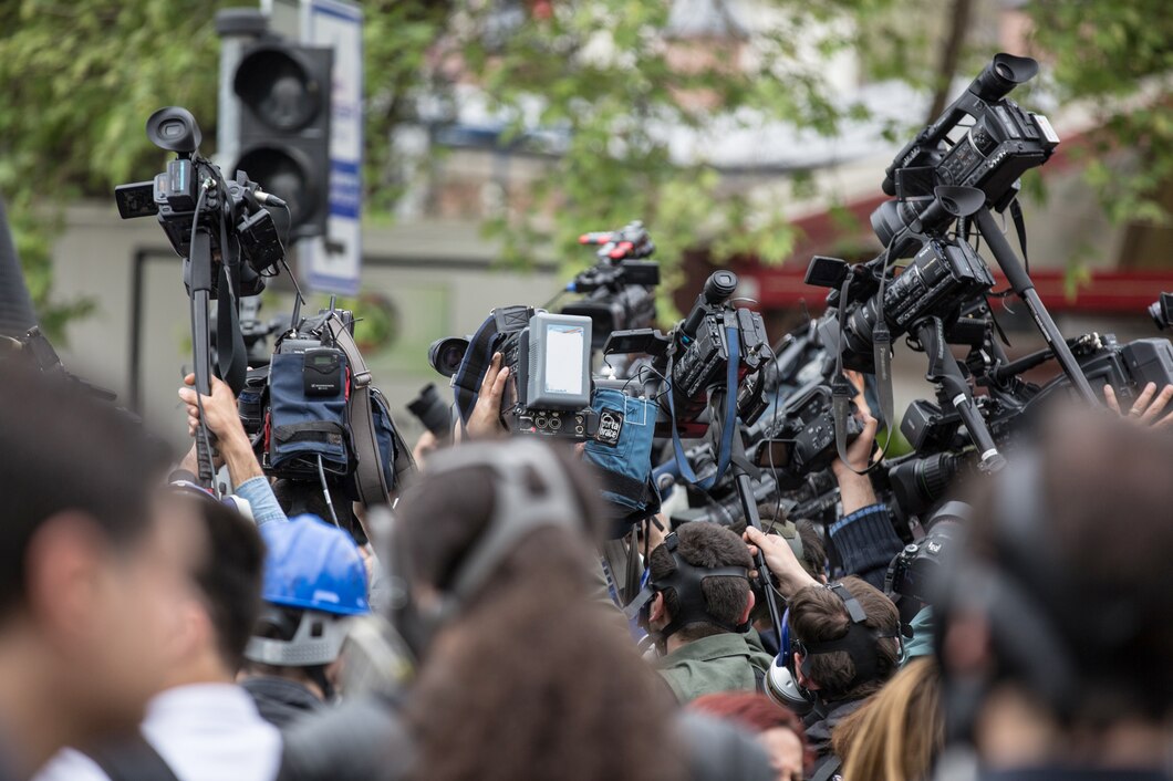 Les médias et leur influence sur la politique.